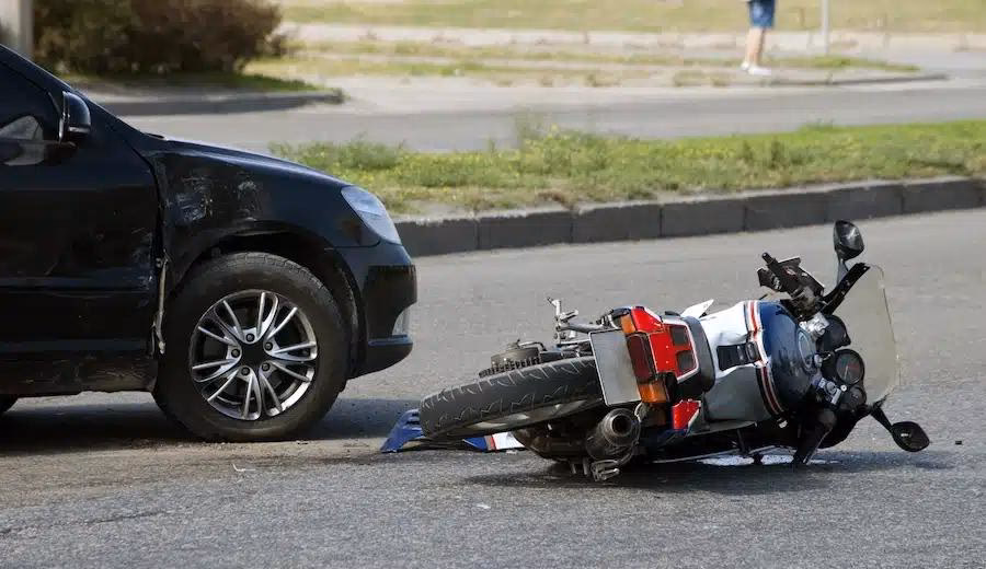 ¿Qué pasa si una moto me choca por detrás?