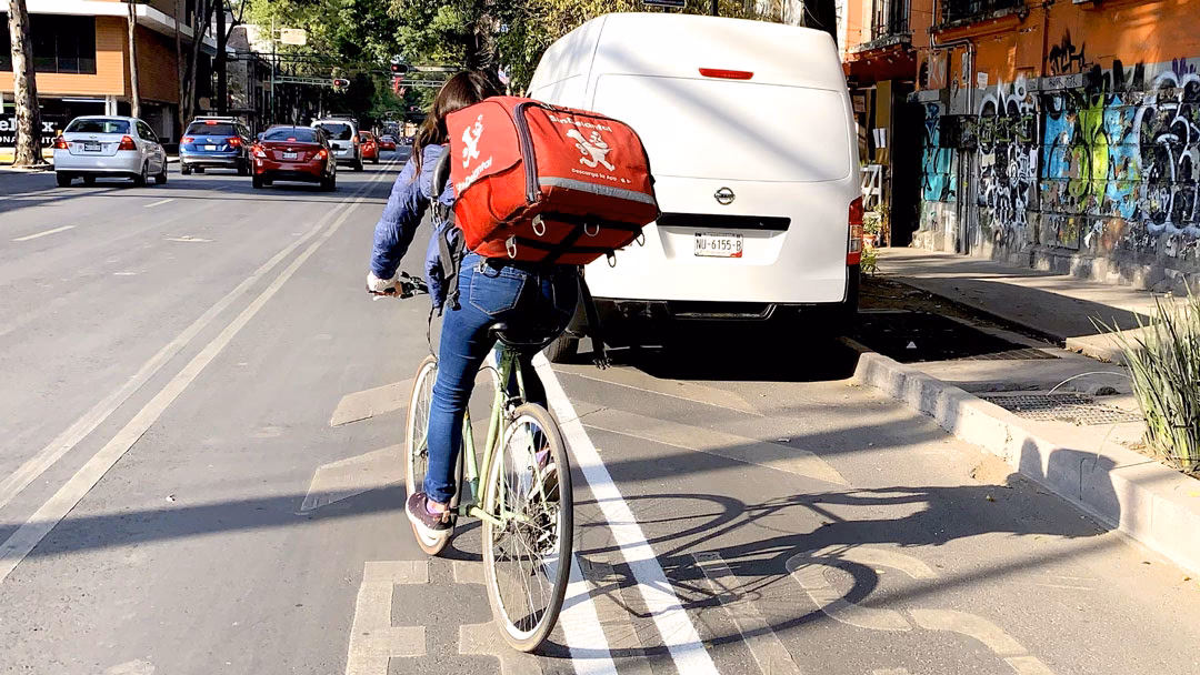 ¿Cuándo se le permite a un conductor manejar en una ciclovía?