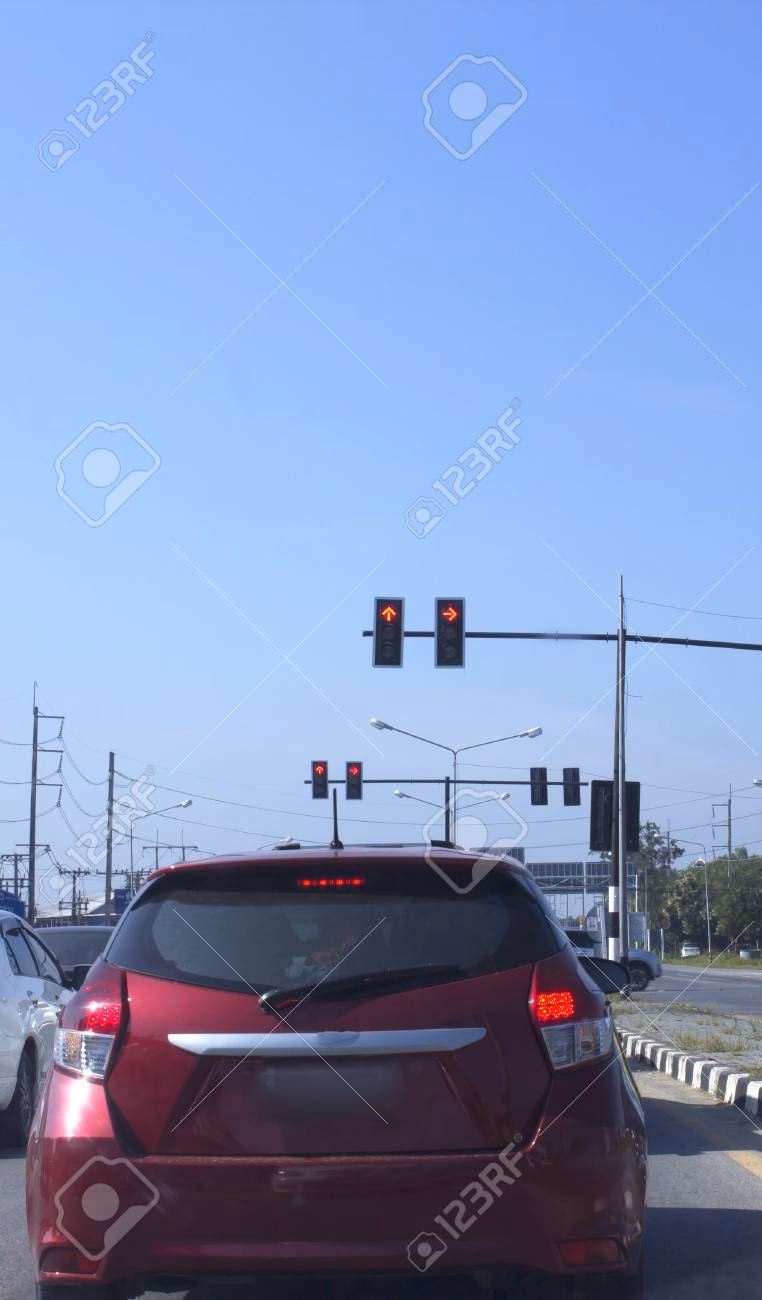 ¿Por qué mi auto se detuvo en un semáforo?