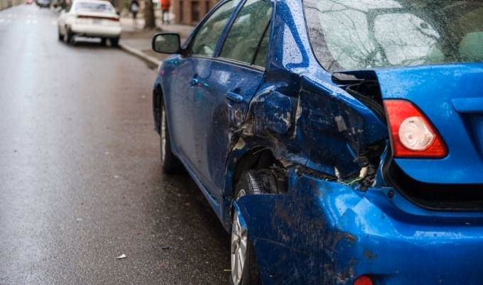 ¿Qué pasa si golpeo un coche aparcado y me voy?