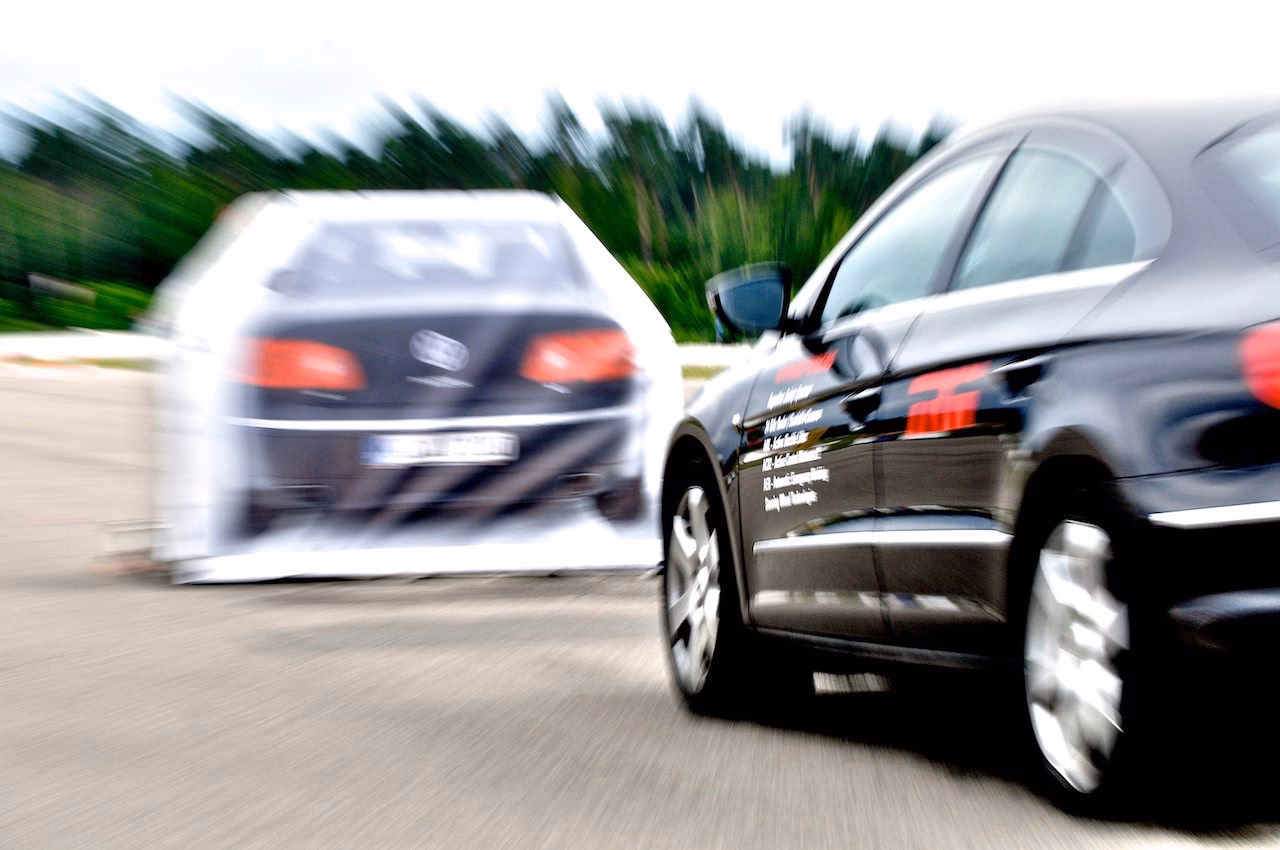 ¿Por qué mi coche frena de repente por sí solo?