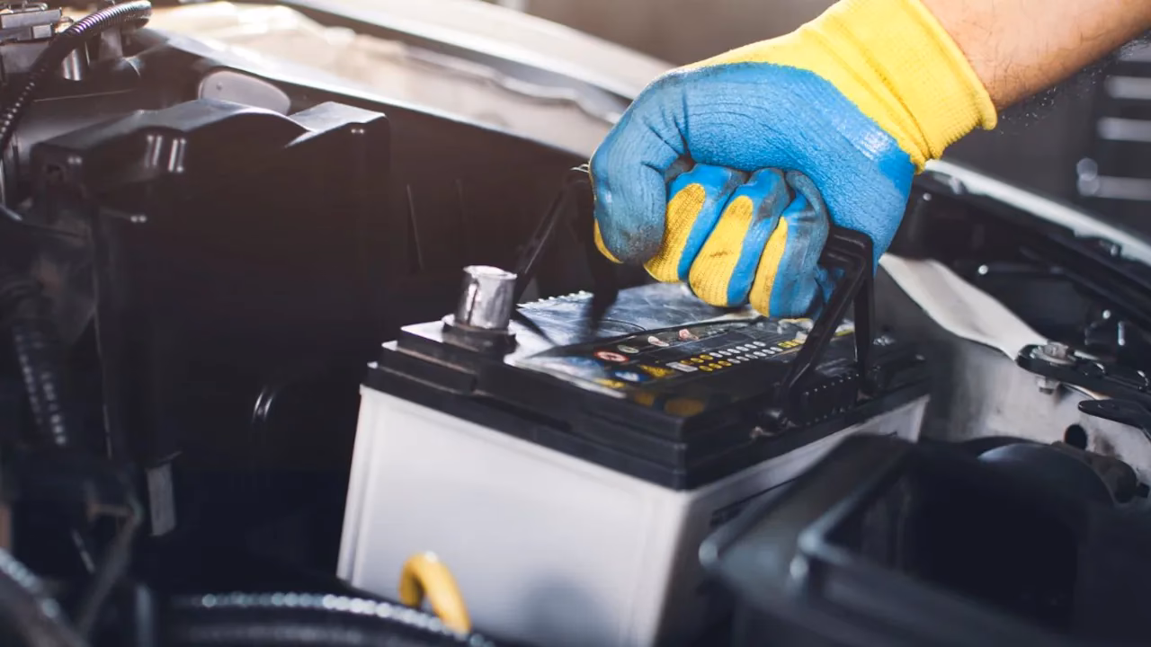 ¿Debo desconectar la batería de mi automóvil cuando estoy trabajando en él?