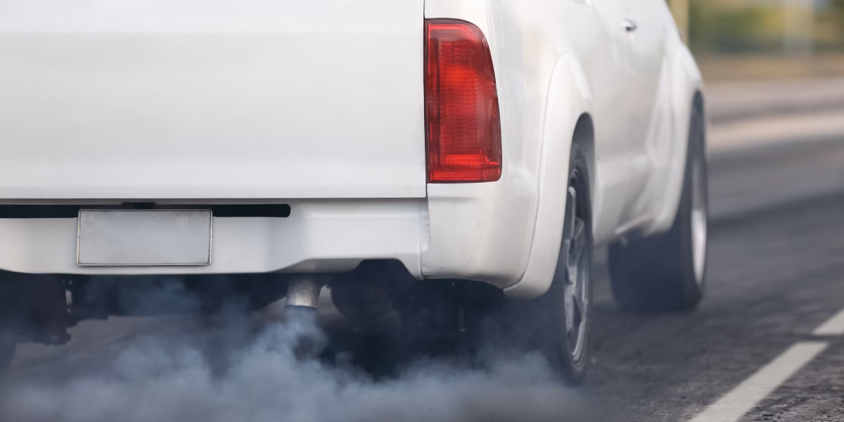 ¿Qué pasa cuando un carro empieza a botar humo?