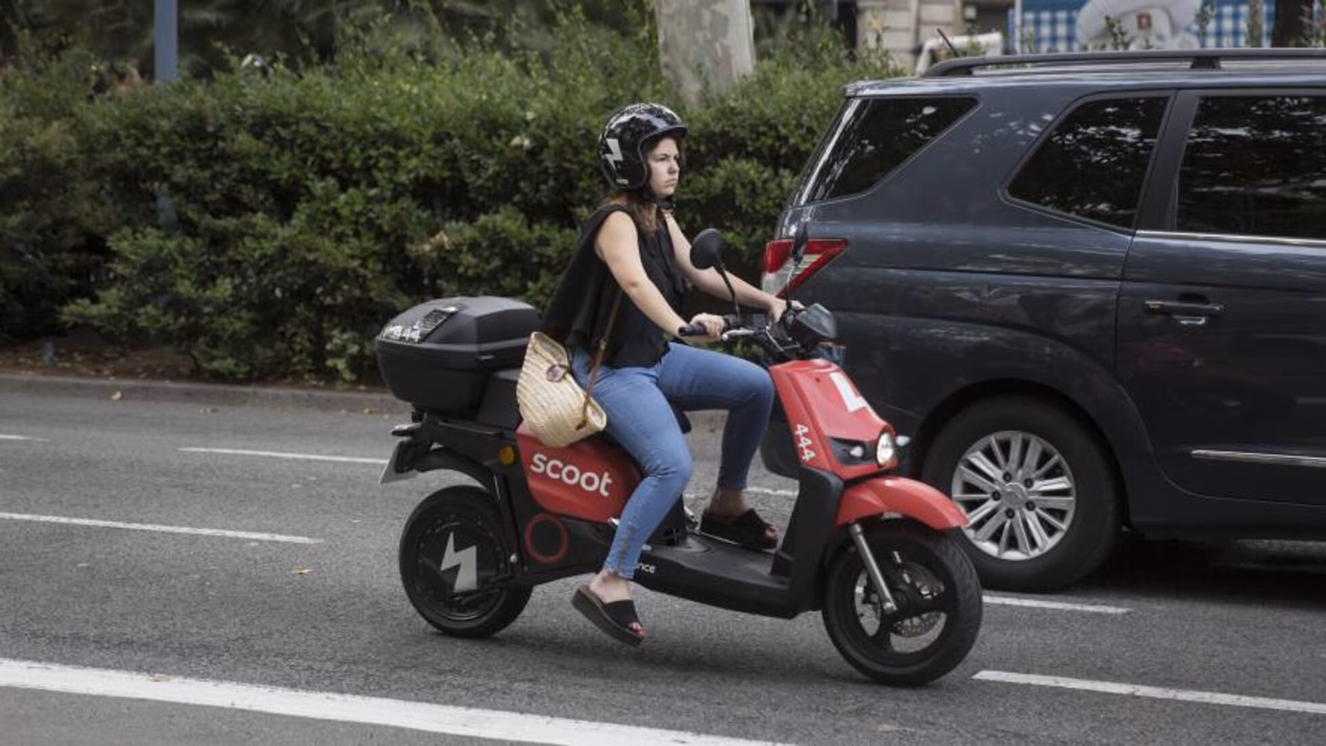¿Es una motocicleta con sidecar un automóvil?