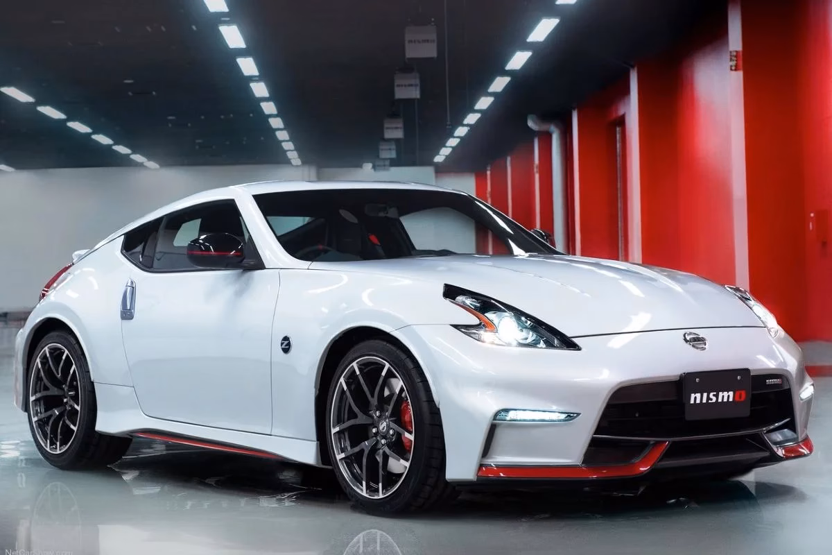 ¿Qué coche tiene una Z en el volante?