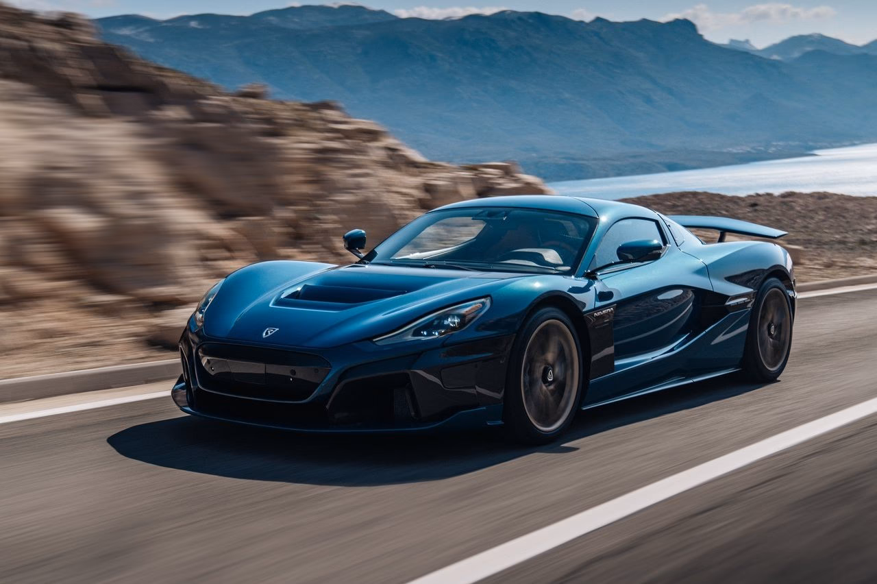 ¿Por qué mi coche vibra a cierta velocidad?