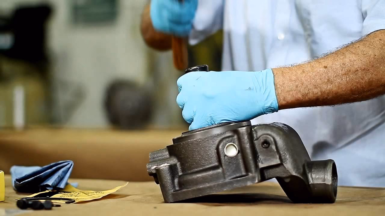 ¿Cuánto cuesta arreglar una bomba de agua en un coche?