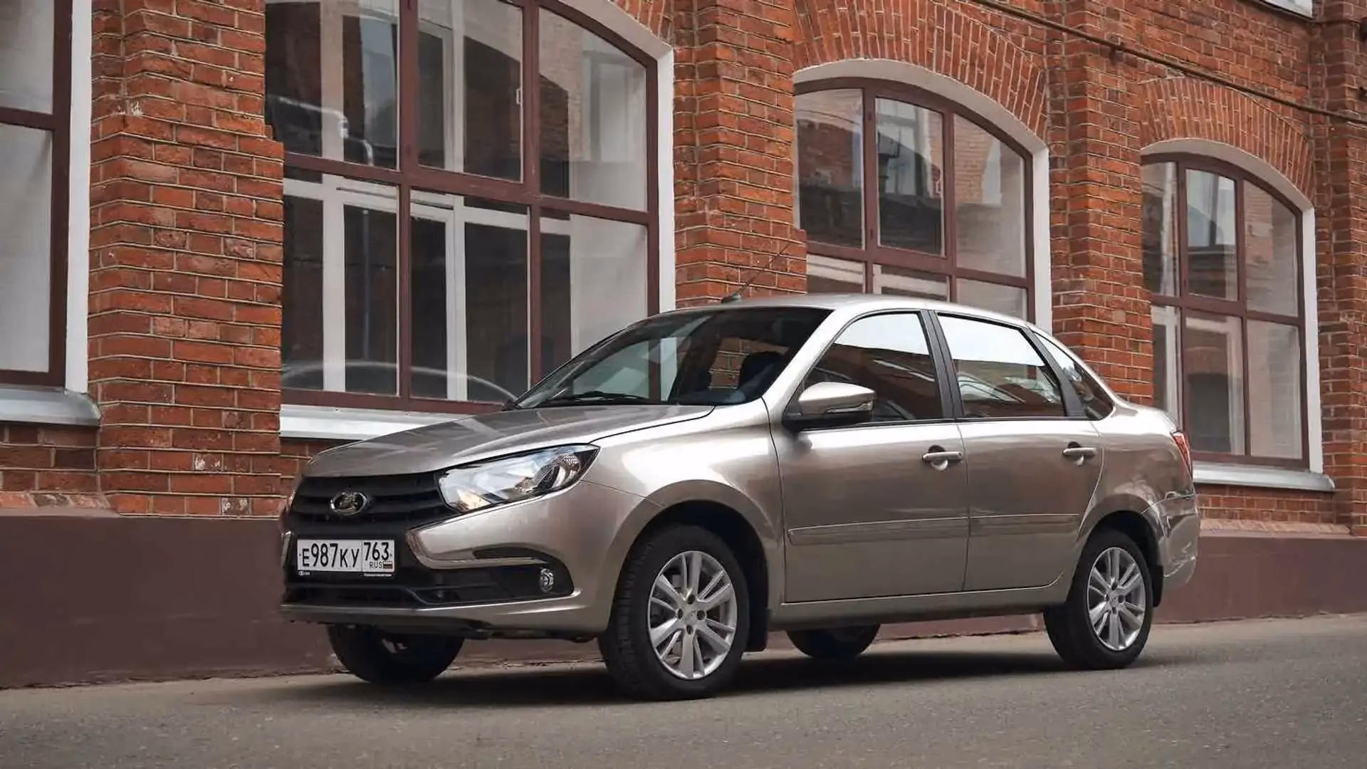 ¿Cuanto cuesta un coche Lada Granta en Rusia?