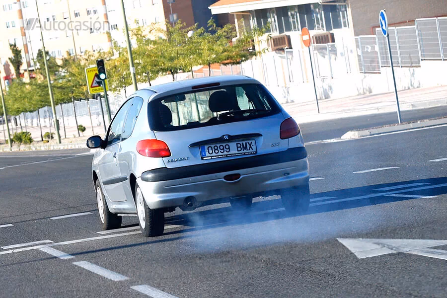 ¿Qué hacer si sale humo del coche?