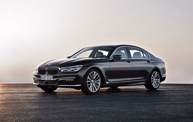 ¿Qué modelos de BMW tienen conducción manos libres?