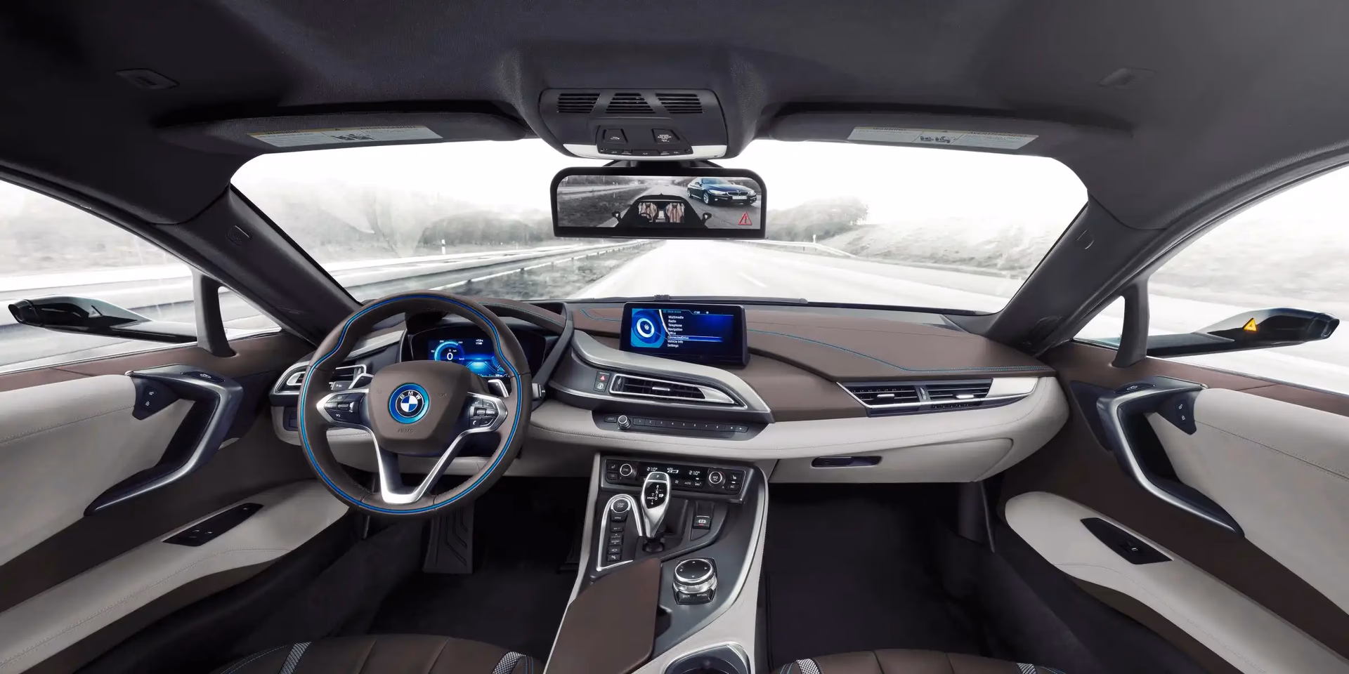 ¿Cuál es la multa por conducir un coche sin espejos retrovisores homologados?