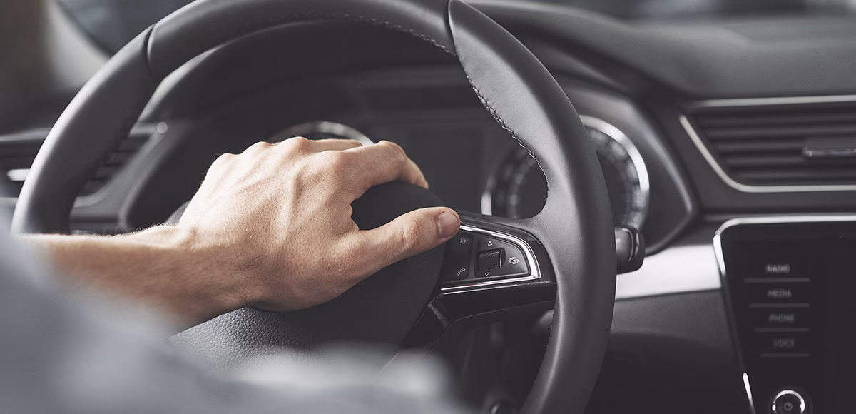 ¿Cómo puedo solucionar la vibración de mi volante?