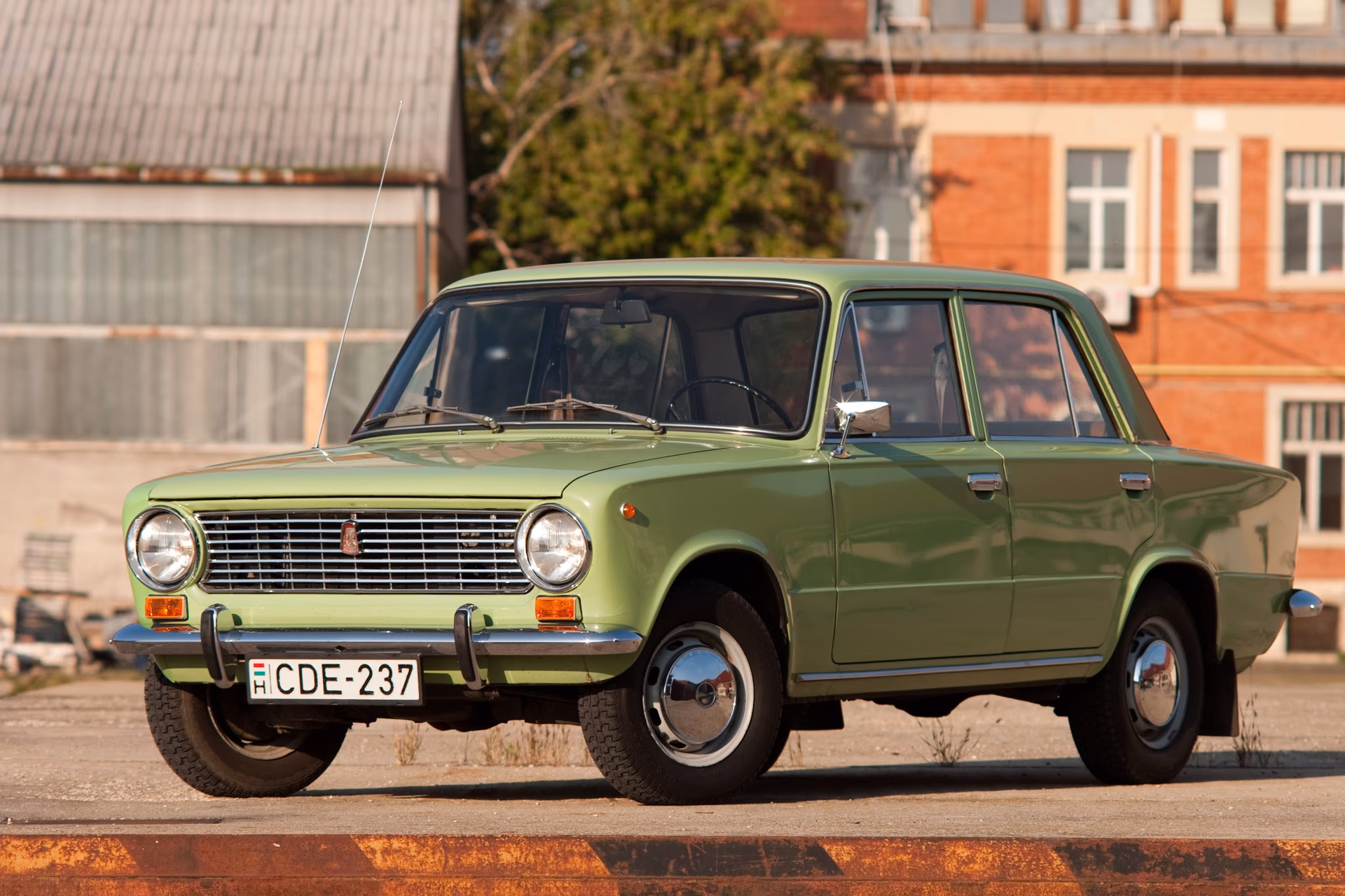 What is the difference between Lada and VAZ?