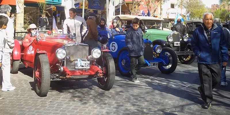 ¿Cuántos habitantes tiene la ciudad de Carlos Paz en Córdoba?