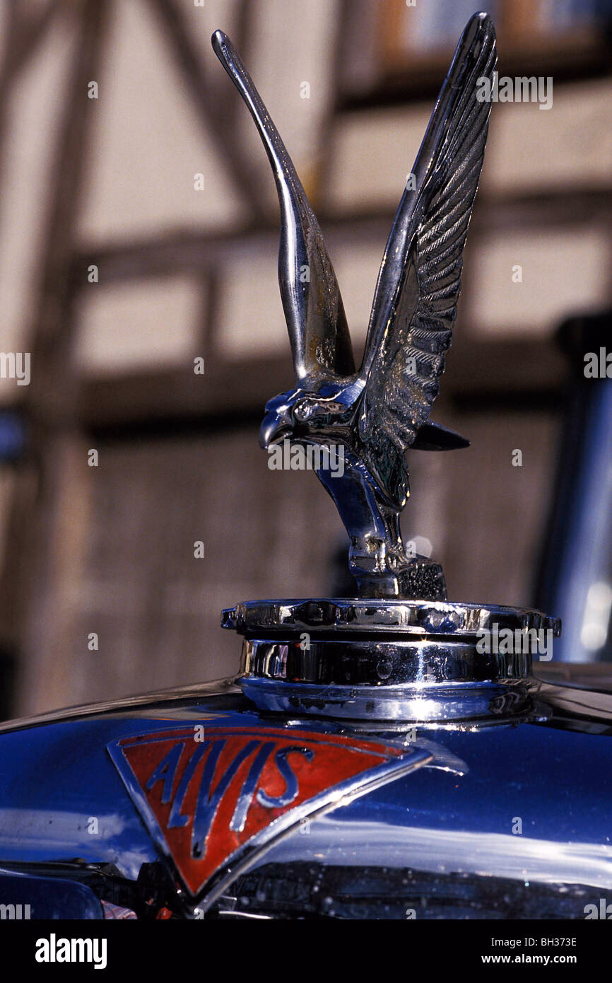 ¿Qué marca de coche tiene un logotipo de gallo?