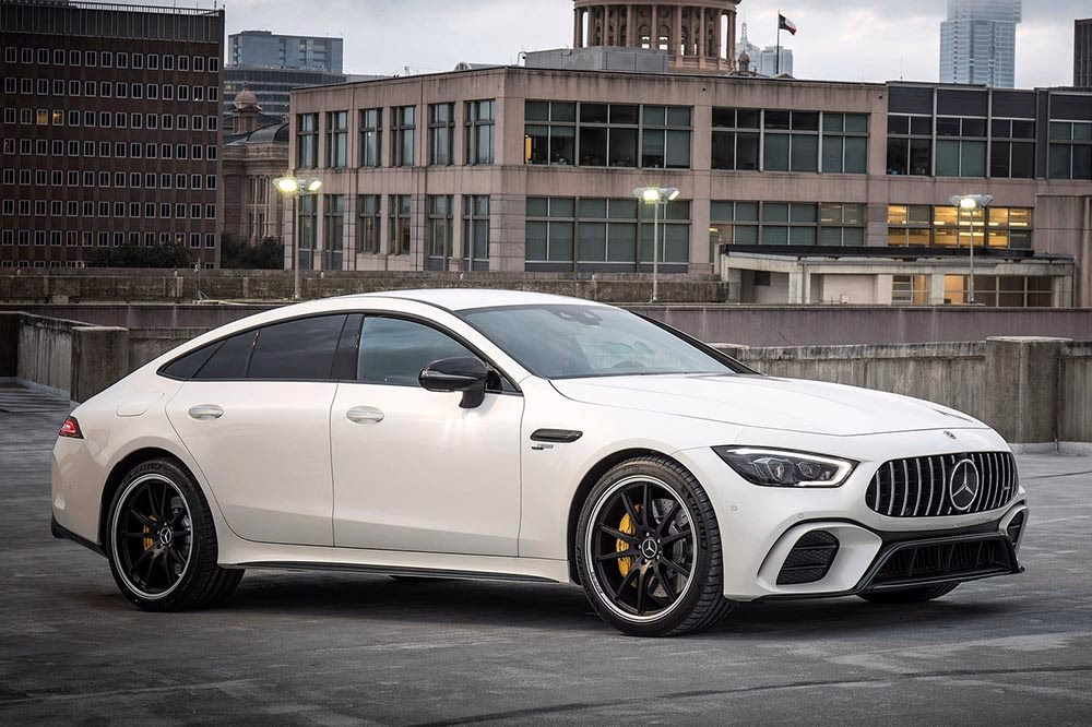 ¿Cuántos asientos tienen los autos deportivos?