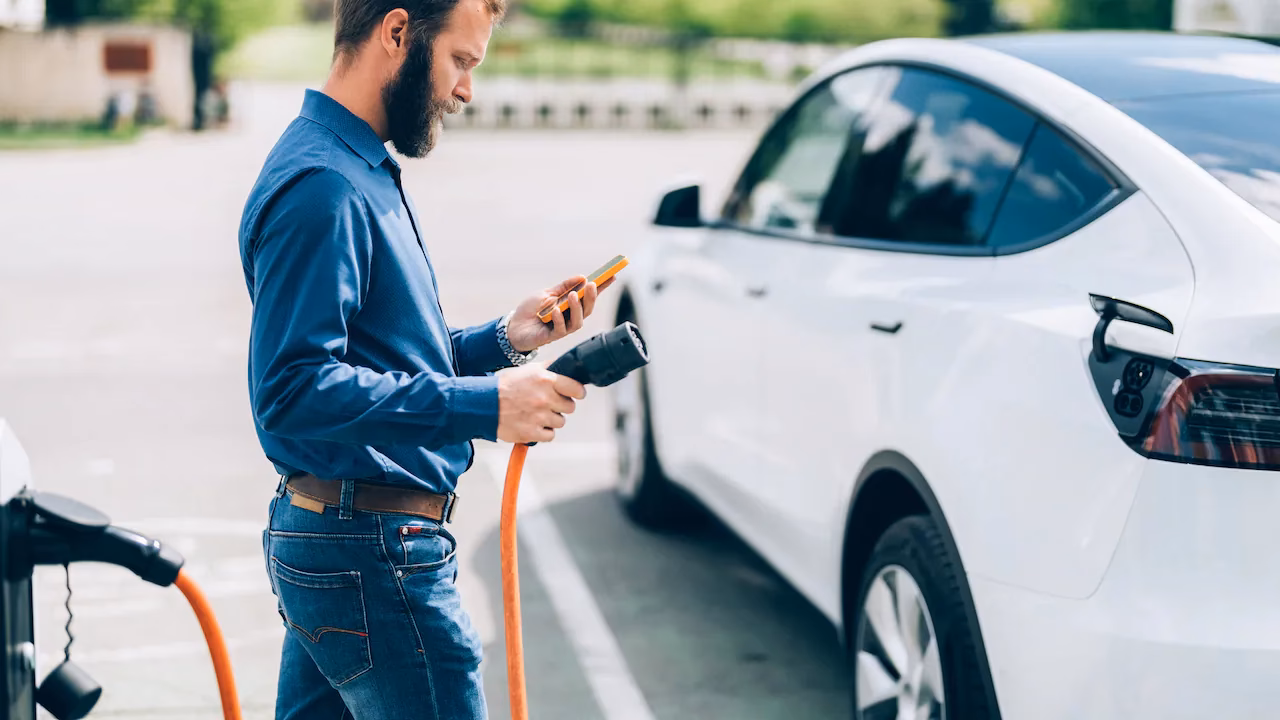 ¿Cuál es la revista relacionada con los vehículos eléctricos?