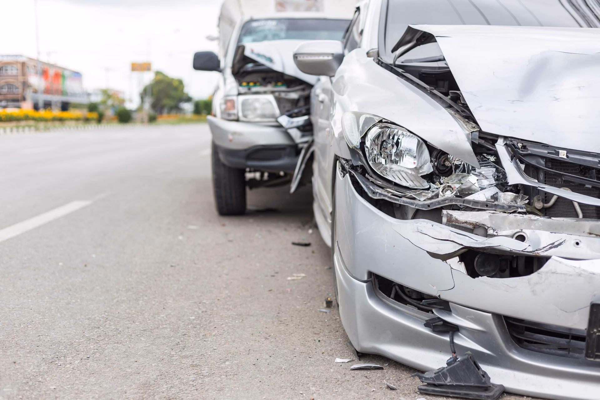 ¿En qué porcentaje participan los automóviles en los incidentes viales?