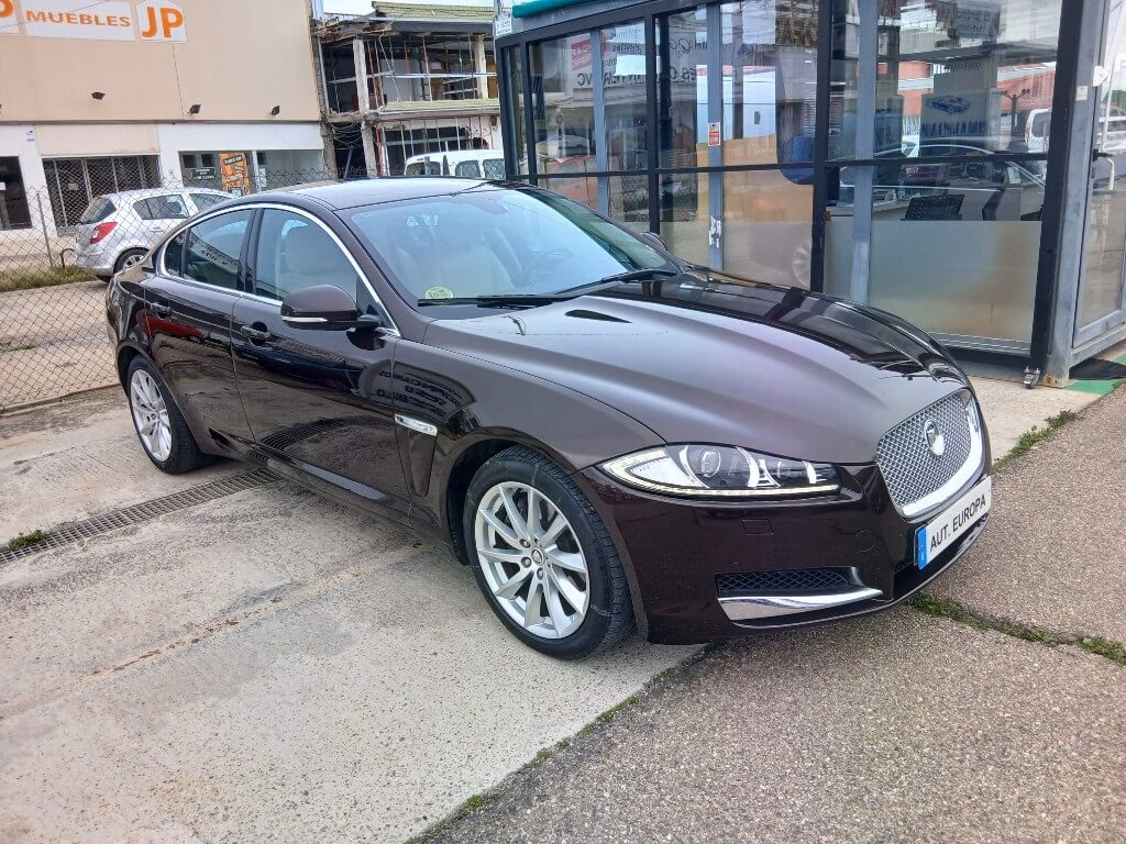 ¿Qué marca de coche es F?