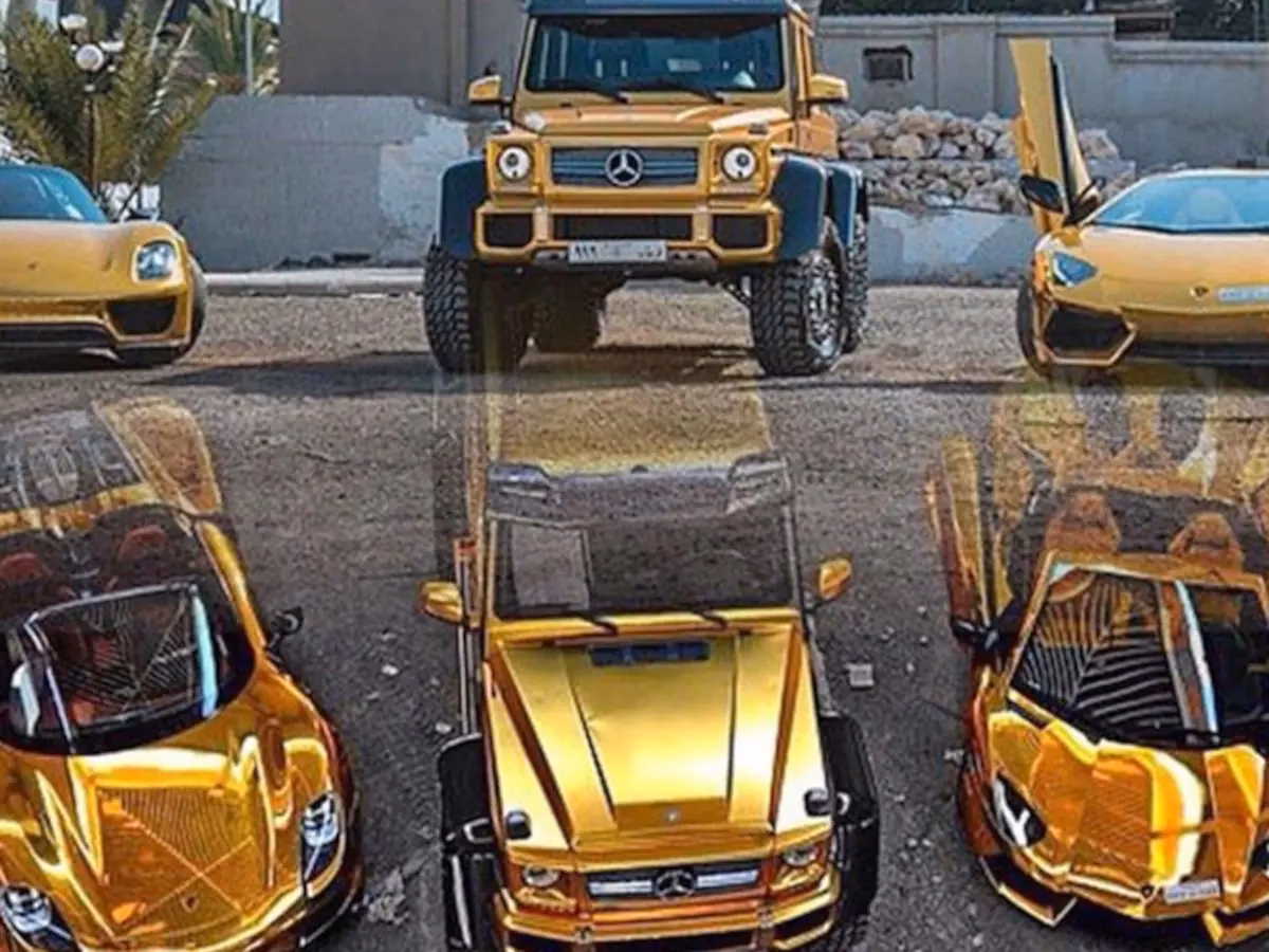 ¿Quién es el joven que viaja en un carro de oro?