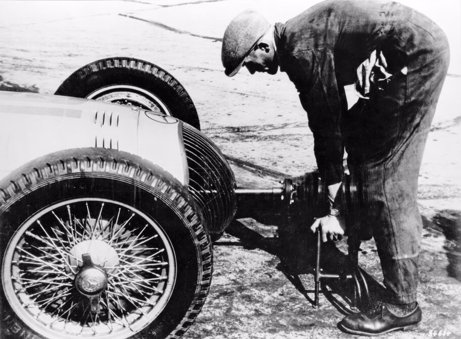 ¿Cuando dejaron de tener arranque con manivela los coches?