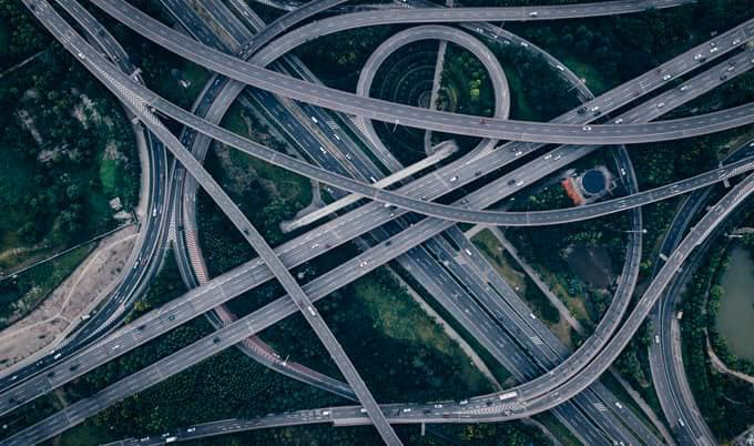 ¿Cuáles son las recomendaciones de seguridad para viajar en carretera?