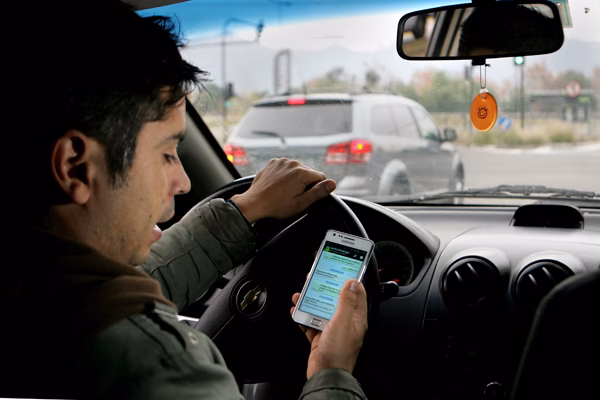 ¿Cuál es la multa por conducir usando el celular?