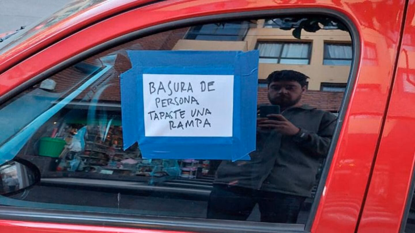 ¿Cuánto es la multa por coche mal aparcado?