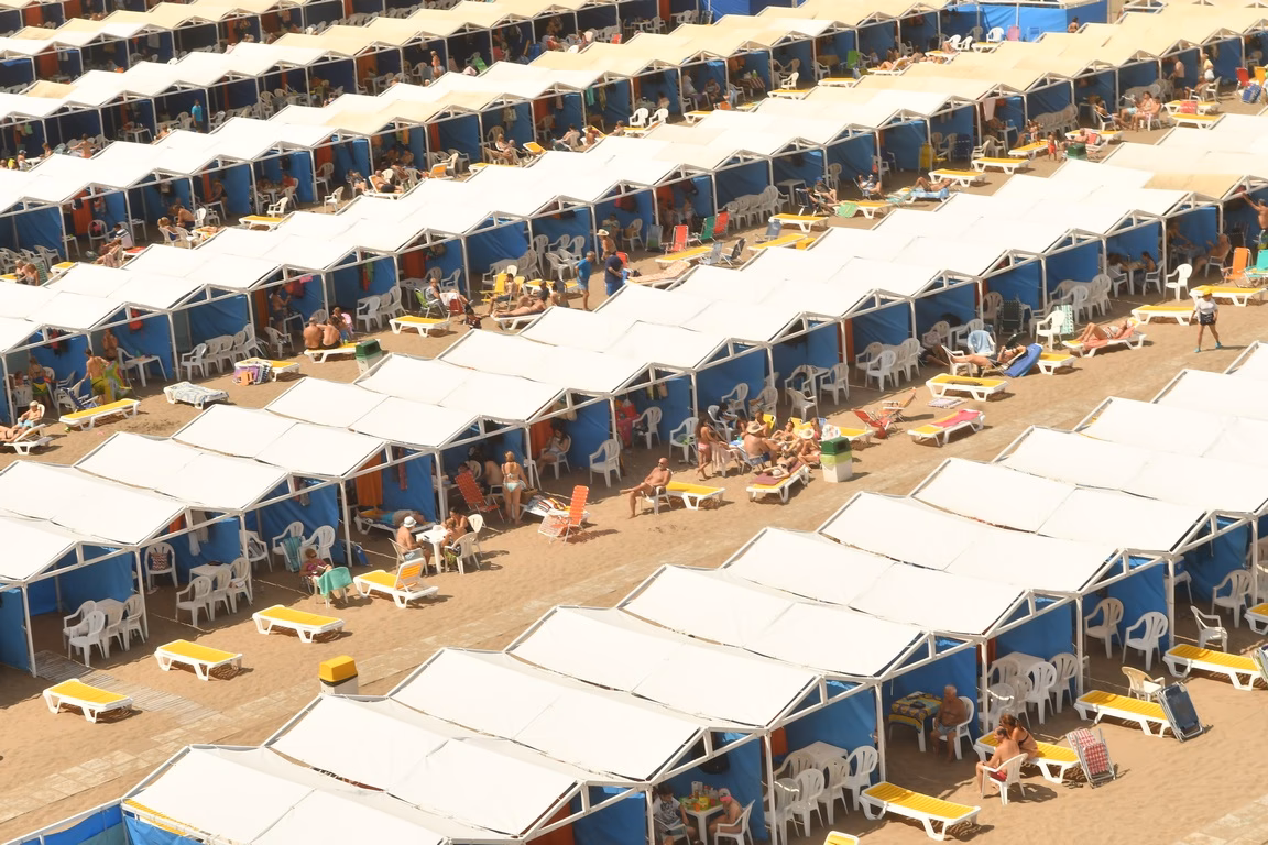 ¿Cuánto cuesta alquilar una carpa en Mar del Plata en 2025?