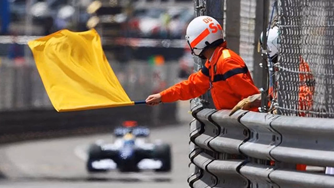 ¿Qué significa la bandera amarilla en los coches?