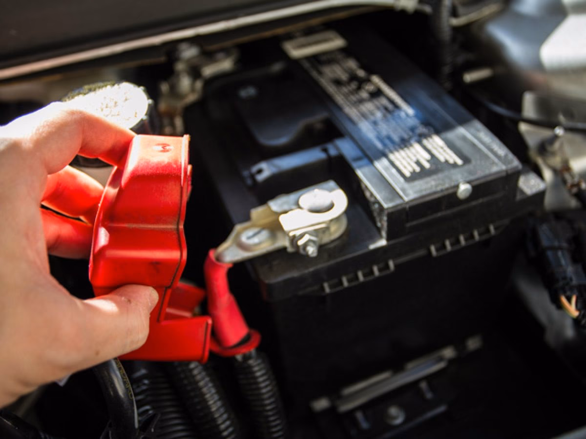 ¿Qué pasa cuando la batería del auto bota líquido?