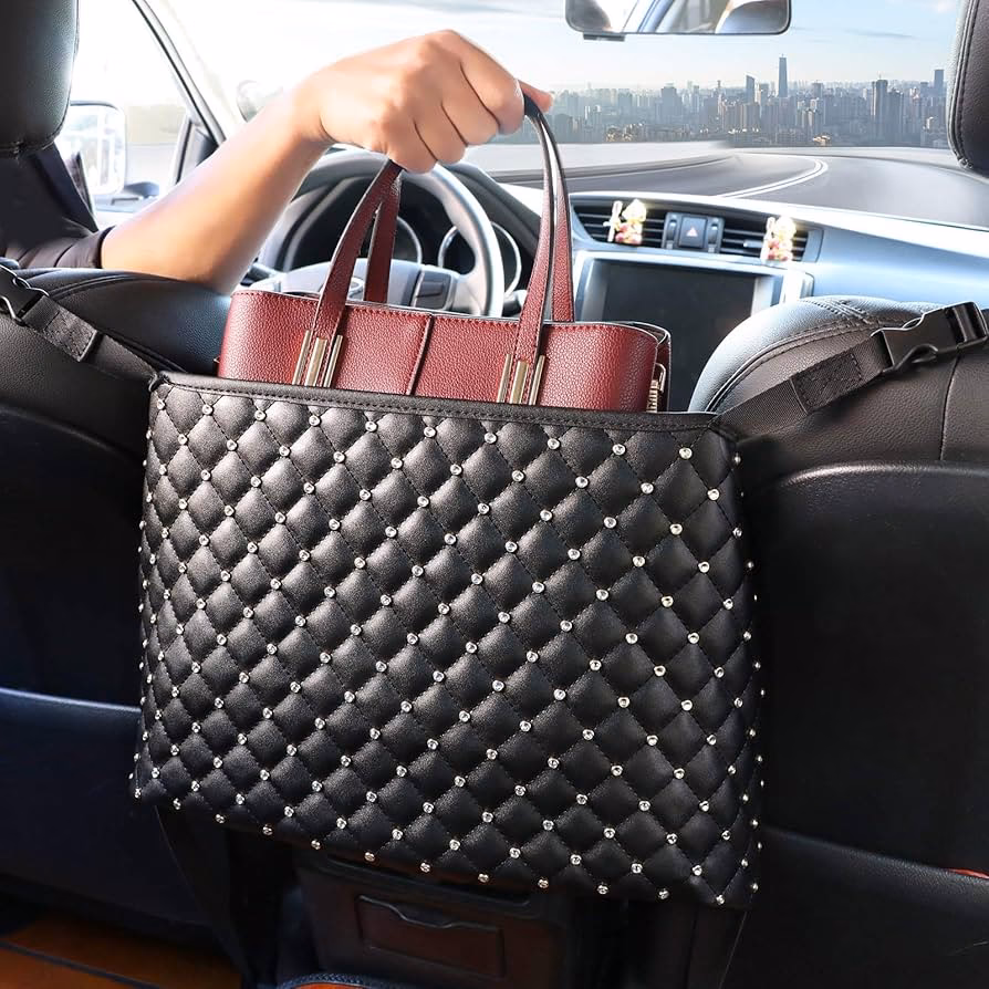 ¿Dónde debes guardar tu bolso cuando estás en un coche?