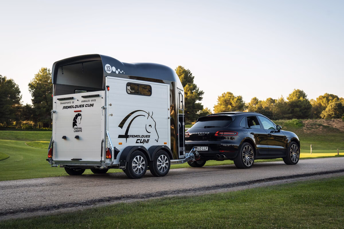 ¿Qué marca de carro es el caballo corriendo?