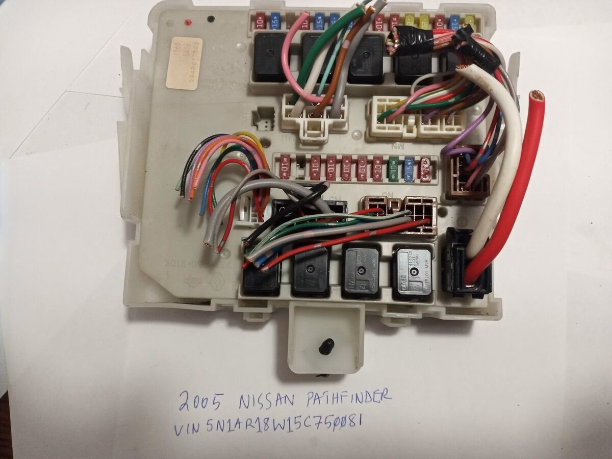 ¿Dónde está ubicado el fusible de CA en un Nissan Pathfinder 2014?