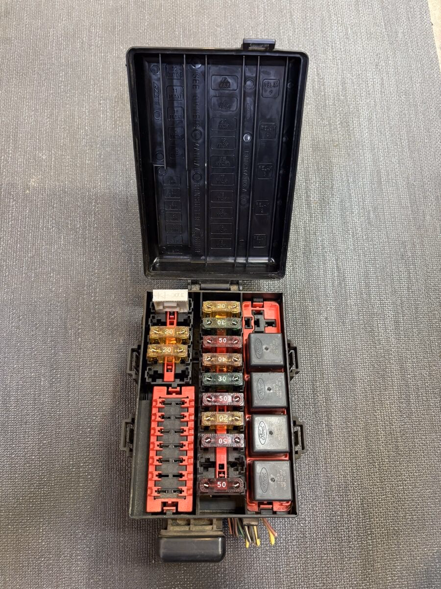 ¿Dónde se encuentra la caja fusible?