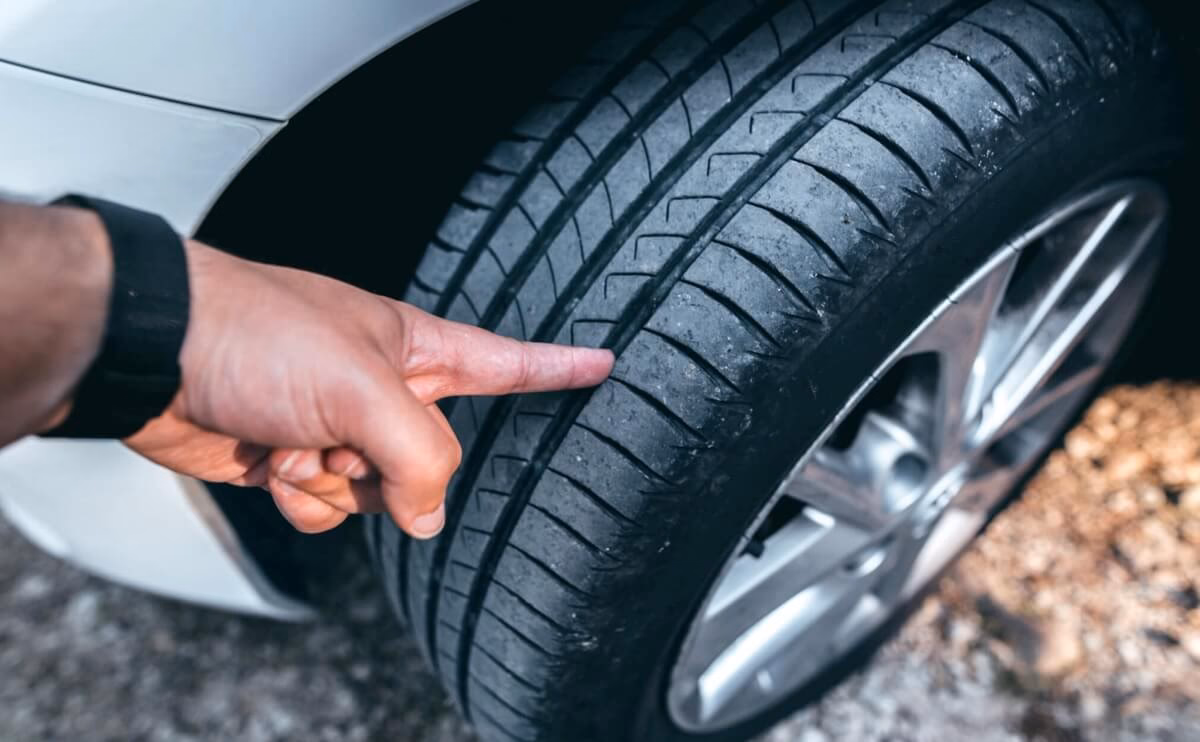 ¿Por qué hay ranuras en los neumáticos?