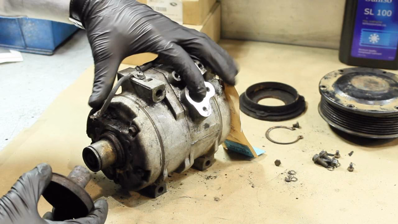 ¿Se puede reparar una fuga del compresor del aire acondicionado del automóvil?