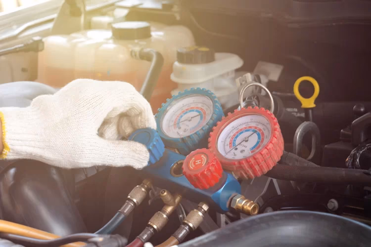 ¿Cuánto cuesta la recarga del aire acondicionado de un carro?