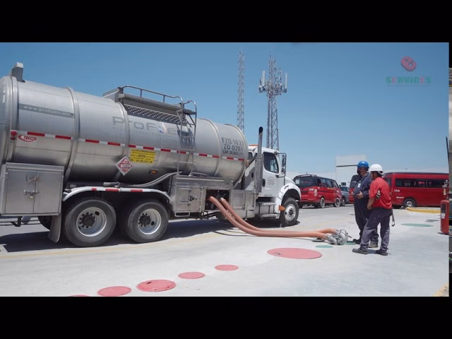 ¿Cuáles son las medidas de seguridad que se deben tomar al cargar combustible?