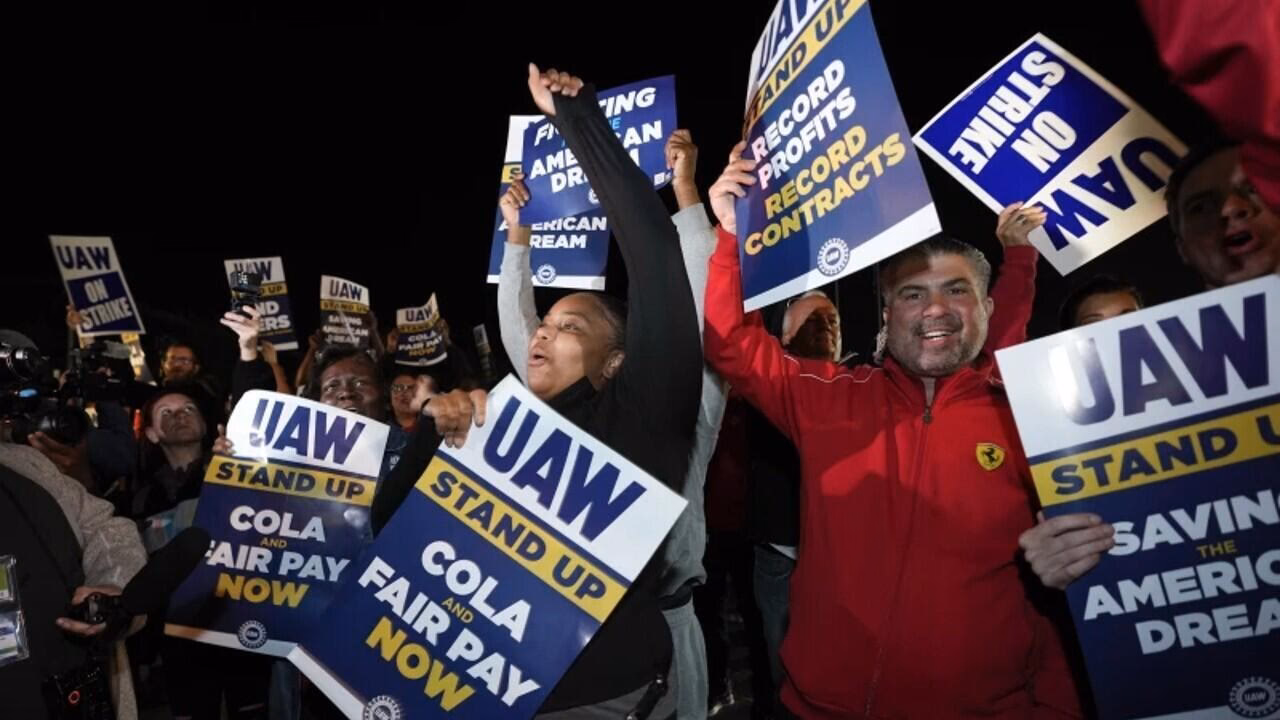 ¿Cómo se llama a alguien que trabaja en un concesionario de automóviles?