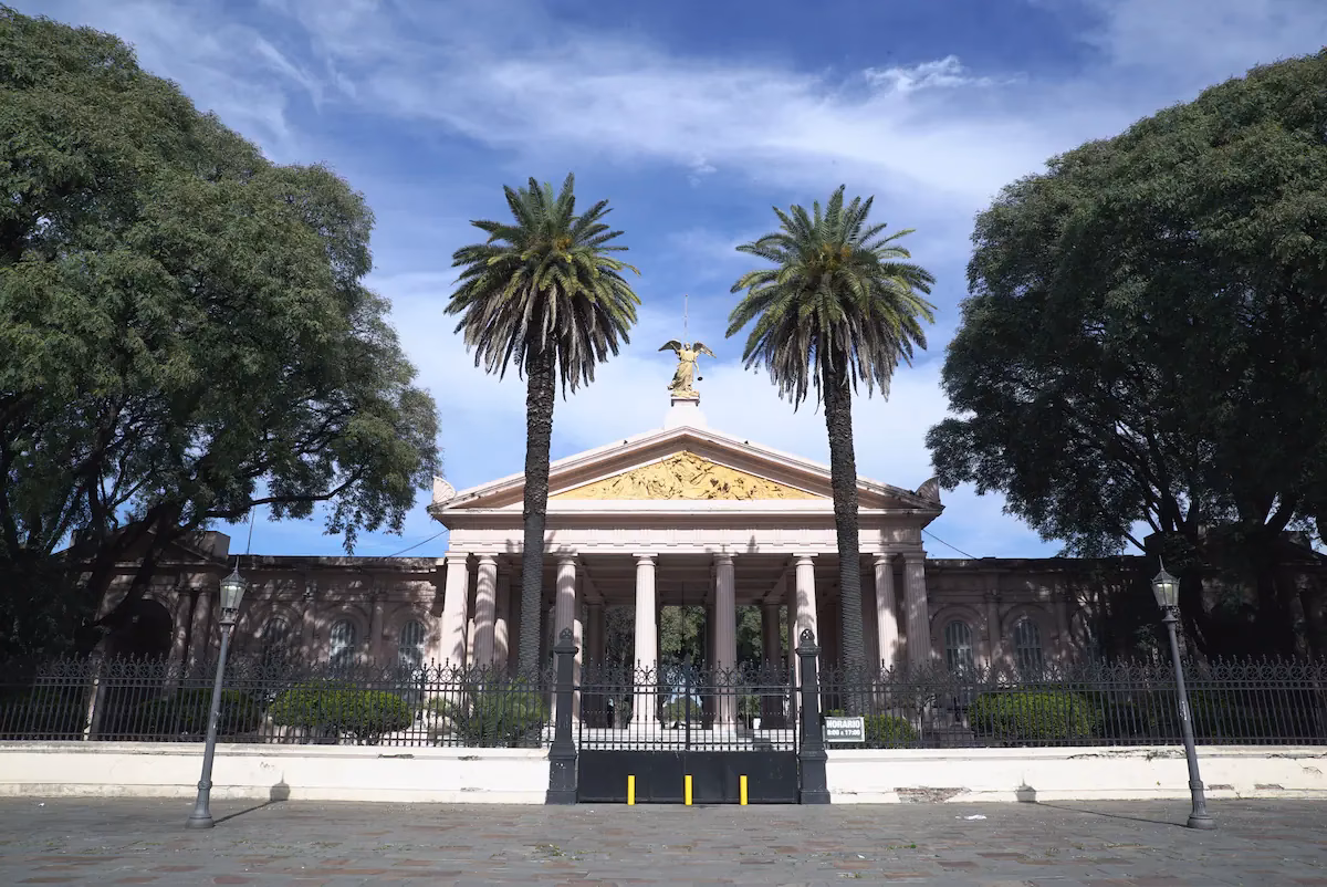 ¿Qué famosos descansan en el cementerio de Chacarita?