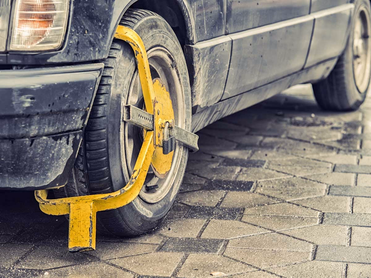 ¿Qué hacer si te ponen un cepo en el coche?