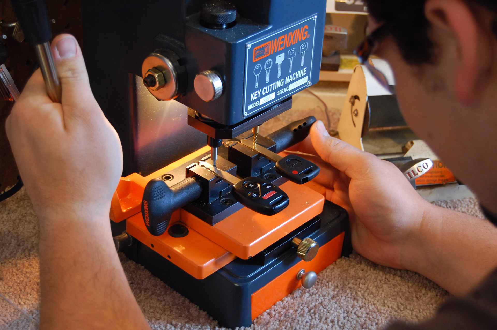 ¿Cuanto cuesta un cerrajero para un coche?