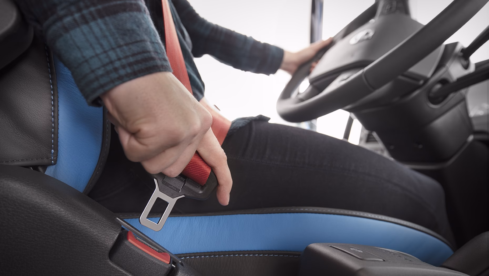 ¿Qué es un cinturón de seguridad retractor de 3 puntos?