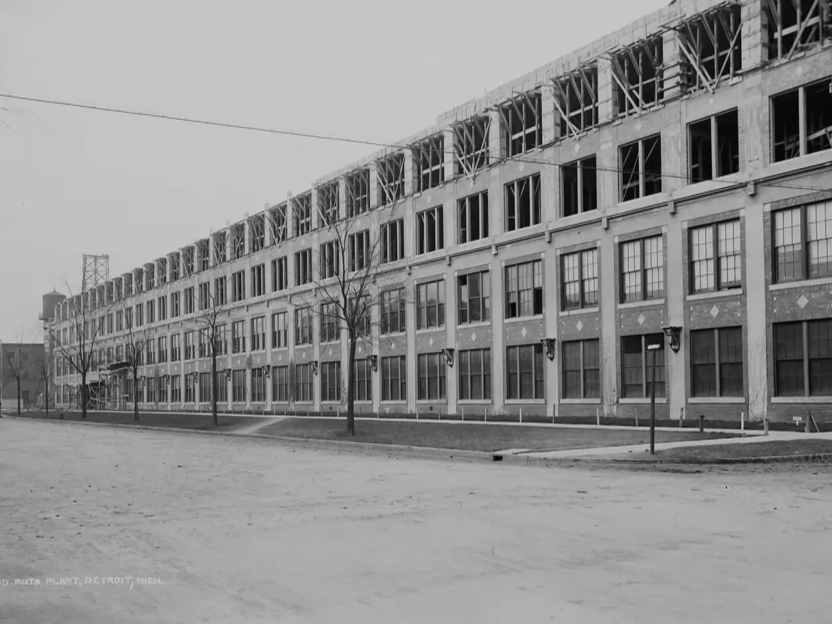 ¿Qué ciudad de EEUU es muy importante por la industria del automóvil?