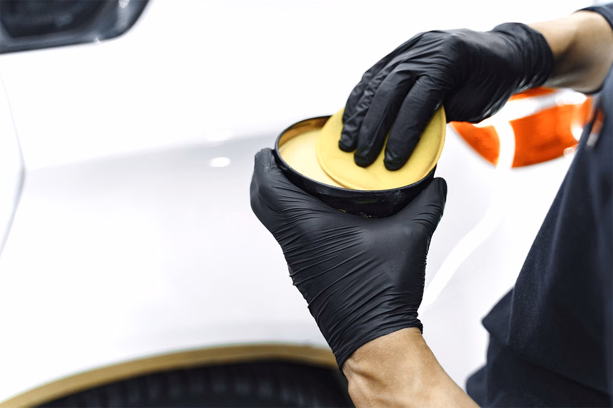 ¿Cómo aplicar la cera en el carro?