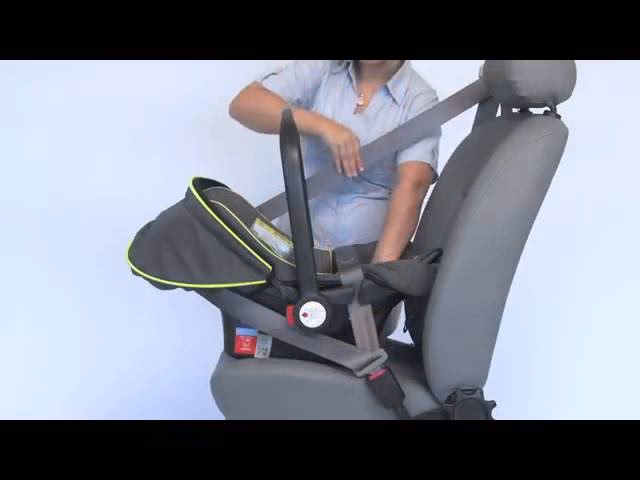 ¿Dónde debe ir sentado un bebé en el auto?