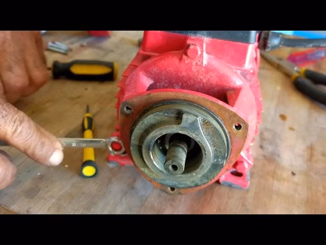 ¿Qué sucede cuando un sello de la bomba de agua se estropea?