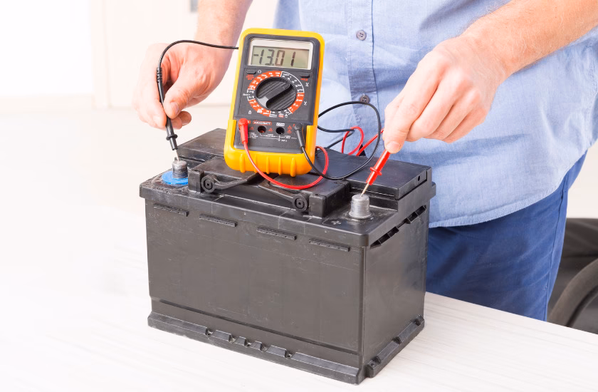 ¿Cómo saber si una batería de coche necesita recargarse?