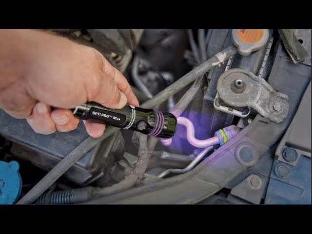 ¿Cómo puedo saber si el aire acondicionado de mi auto tiene fugas?